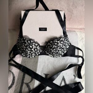 Victoria's Secret Very Sexy Black & White Floral Lace Push-Up Bra RUNWAY EDITION